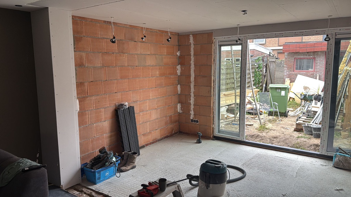 Renovatie met kalkzandsteen wand en nieuwe schuifpui